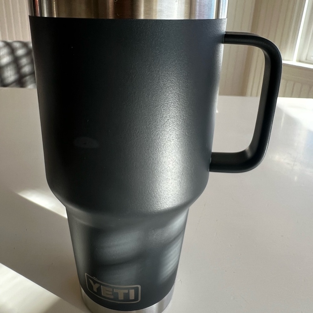 Yeti 30oz Rambler 30 OZ TRAVEL MUG
WITH STRONGHOLD™ LID Charcoal